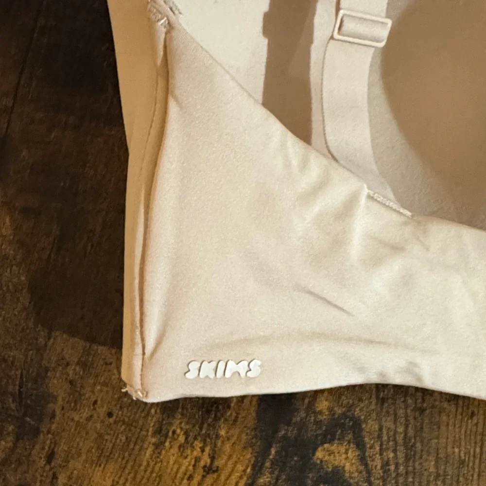 SKIMS SAND Wireless Form Bra No wire - Picture 4 of 5